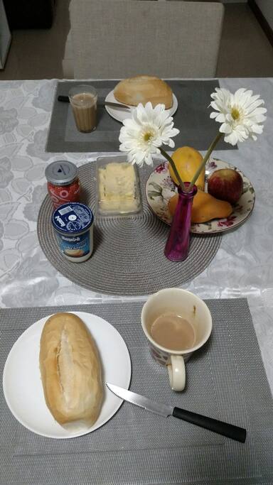 Café da manhã simples (pão, manteiga, requeijão, café com leite)