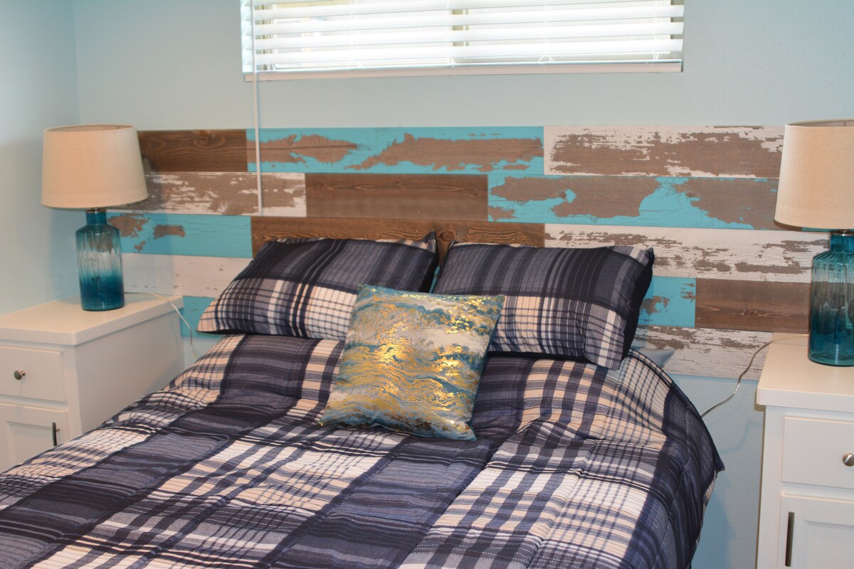 Втората спална соба има брачен кревет (широк 150-179 см) со изветвена табла на глава која потсетува на викендичка покрај море.