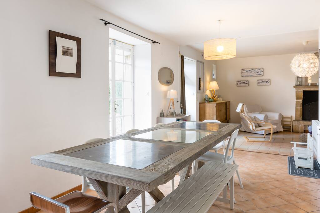La grande table de la salle à manger qui est ouverte sur la cuisine et le salon.