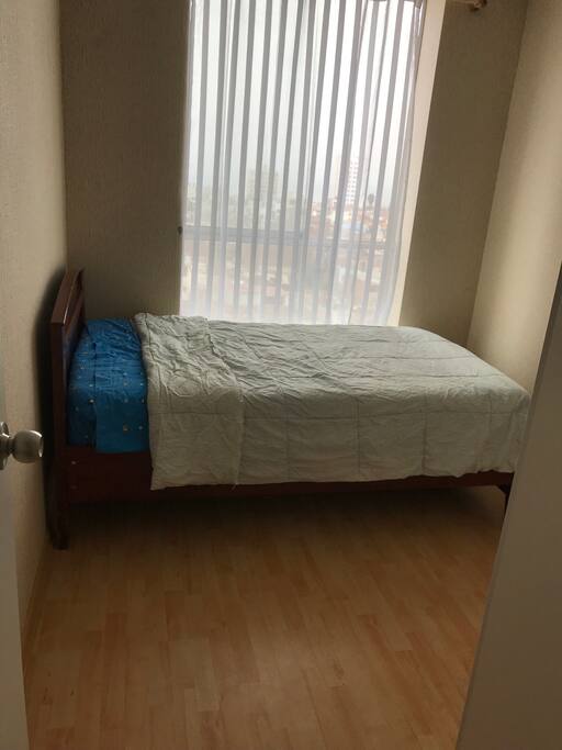 Habitación con vista a la calle y al mar