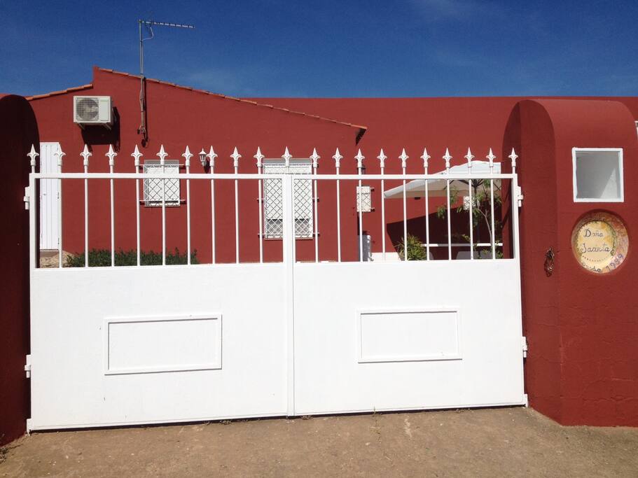 Cancela entrada a nuestra casa de campo