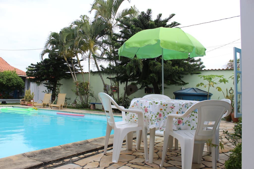 Mesa ao redor da piscina.