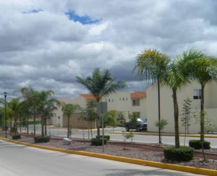 Hermoso Fraccionamiento, con vigilancia privada, espacios verdes para caminar, trotar, jugar y disfrutar del cálido ambiente de Aguascalientes