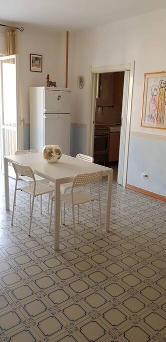 Tavolo e ingresso cucina