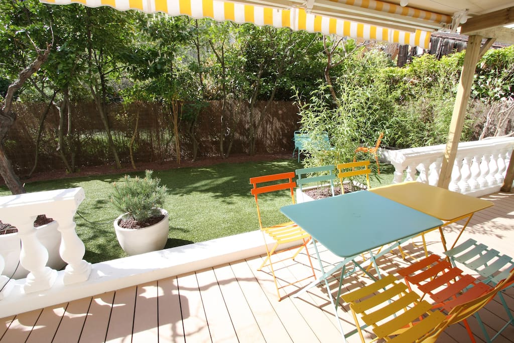 Terrasse avec tables et chaises de bistrot