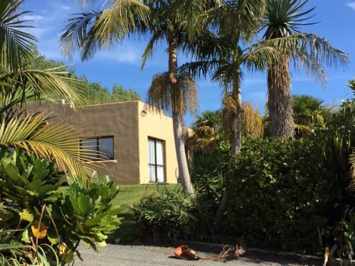 Tasteful & Peaceful Close to Kaitaia & Ahipara Guesthouses for Rent