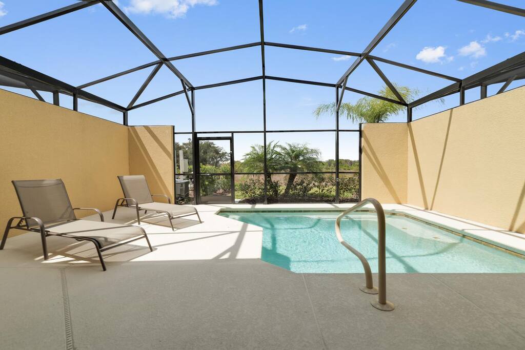Beautiful large dip pool with conservation views