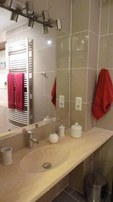 Salle de bain avec douche italienne