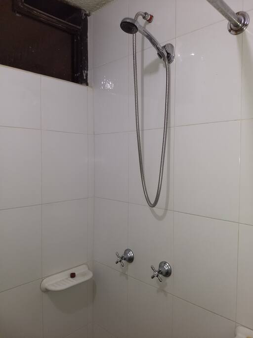 Baño y Ducha fuera del dormitorio de uso exclusivo de la habitación.