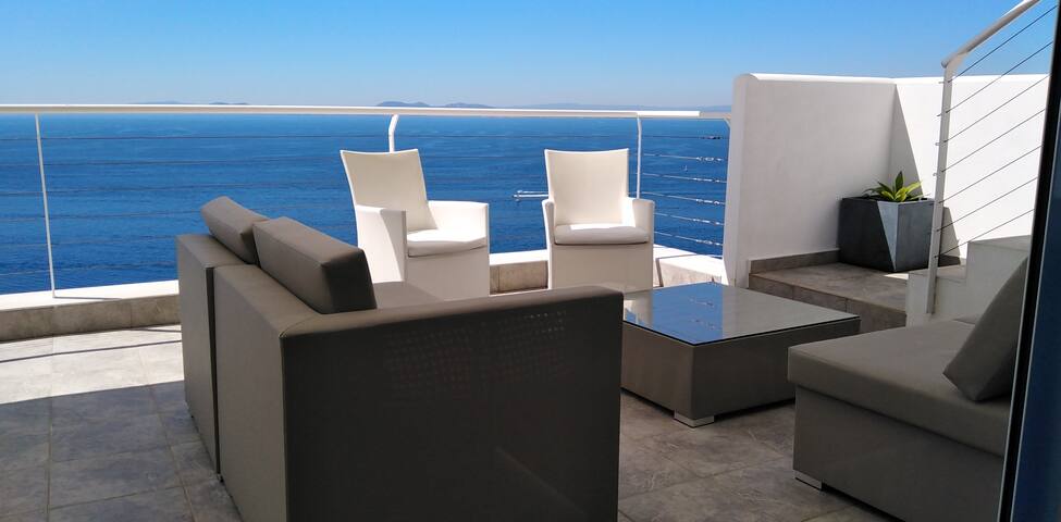 VILLA with Exceptionnal view on the Bay of Roses gallery image 5