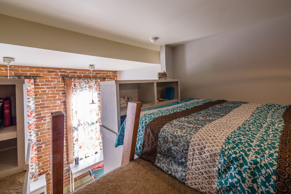 Lofted Bedroom (Queen bed)