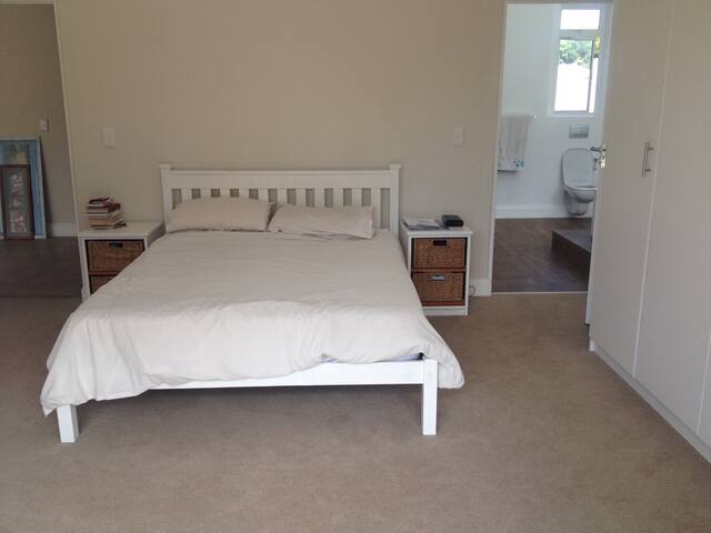 Beautiful large newly renovated house. gallery image 3