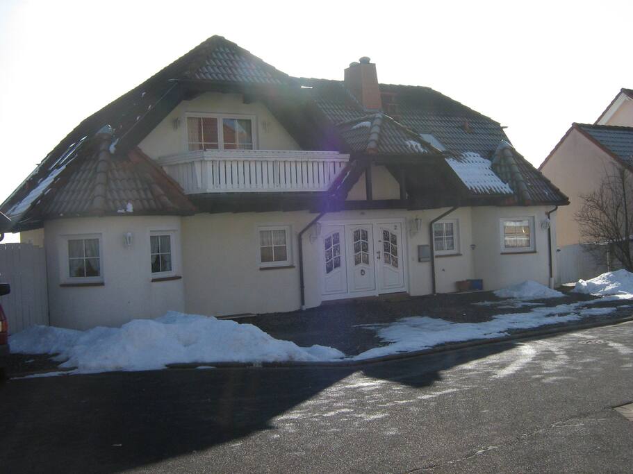 Schlösschen Straßenseite mit großer Parkfläche vor dem Haus