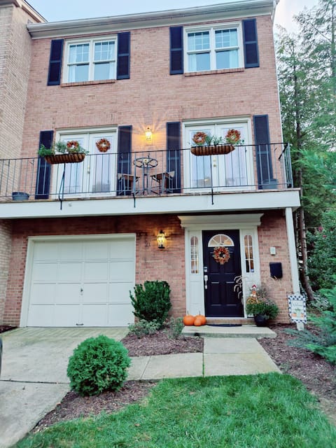 Townhouse - 1 Mile from Downtown Strip