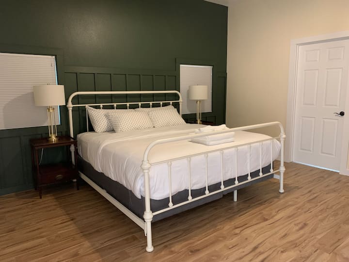 Kitanda cha starehe, safi, chenye ukubwa wa mfalme kilicho na bafu kuu. 