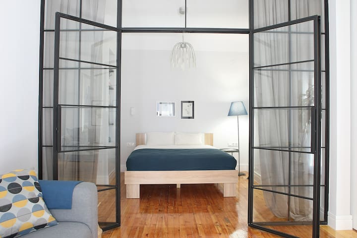 Nat’s place: Friends & Family, Thessaloniki metro