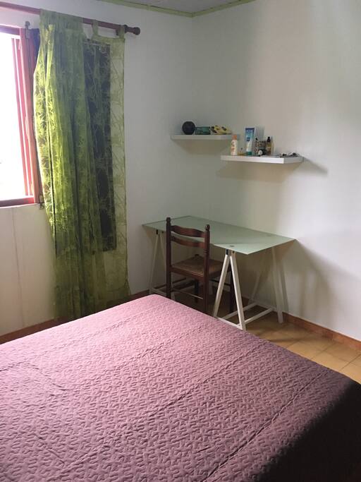 Chambre 1 avec coin bureau