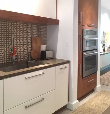 Leslieville’s Best – Stylish Designer’s Home gallery image 3