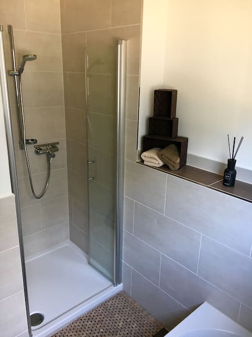 Gemeinschaftsbad mit Dusche, Badewanne, WC