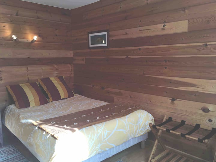 Chumba cha kulala 2persons140 cm
1 nguo 1 valet 1 kiti cha mkono 1
mlango wa sanduku 1 