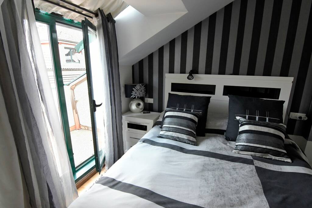 Habitación matrimonial con salida a terraza