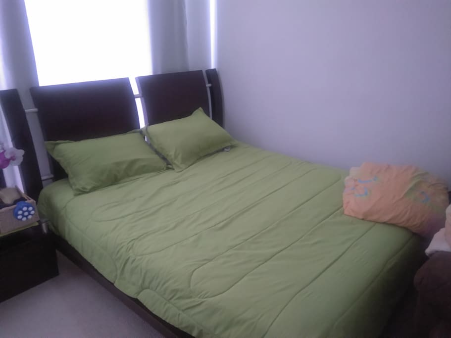 habitación con cama doble y cama auxiliar