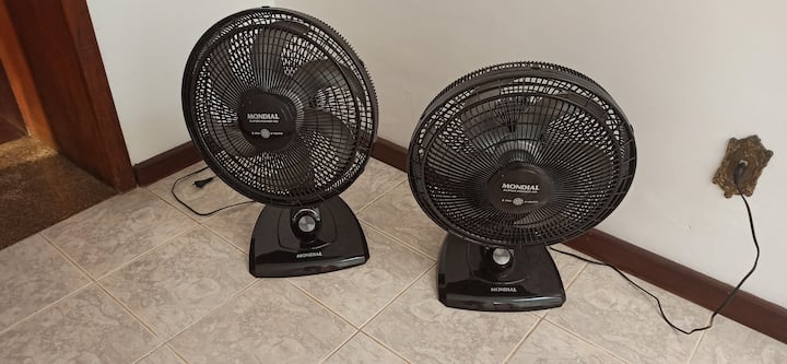 يحتوي الجناح على مكيف هواء وفي غرفتي النوم الأخريين توجد مروحة سقف. إنه أشبه بهاتين الإضافيين!