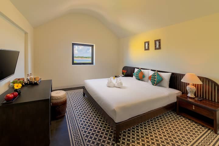 Superior room is located in the fourth floor, quiet room, suitable for couples and honeymooners