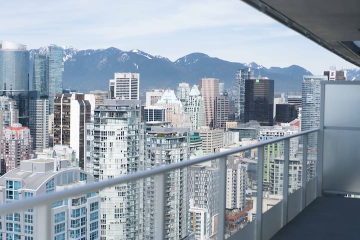 Sunset View Chic and Modern Downtown Private Room