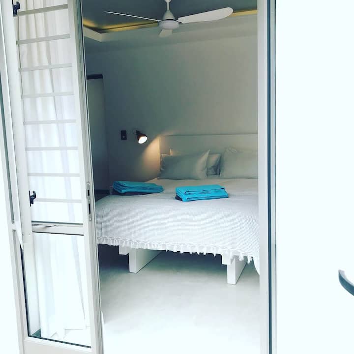 ห้องนอนหลักมีเตียงขนาดควีนไซส์ตู้เสื้อผ้าบิวท์อินขนาดใหญ่พร้อมกล่องล็อคเพื่อความปลอดภัยของมีค่า
ประตูด้านนอกนำไปสู่พื้นที่ส่วนตัวทางด้านตะวันตกของที่พักซึ่งมีพื้นที่นั่งเล่นด้านนอกขนาดเล็ก