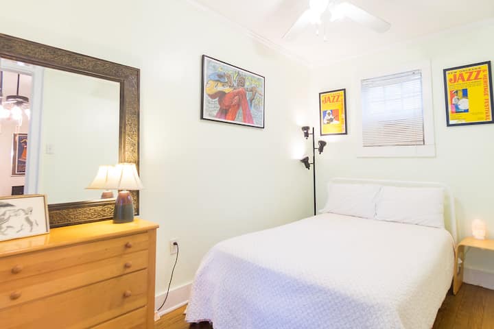 Dormitorio con cama matrimonial