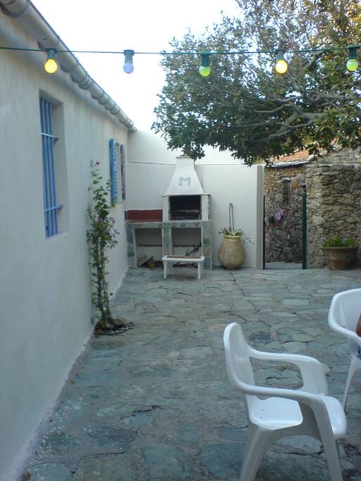 vue de la salle à manger d'Eté avec barbecue