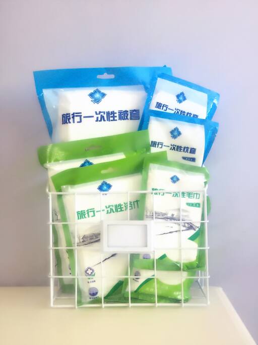 虽然我家床品干净卫生但我还是为有点洁癖的您采购了一一次性被套、枕巾、浴巾、毛巾,省去您行李包塞的满满的,以后会根据需求准备价格实惠的纯棉床品供您选择,记得要按价格收费哟。