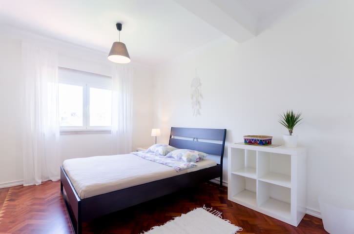 Estoril Beach House-En suite room