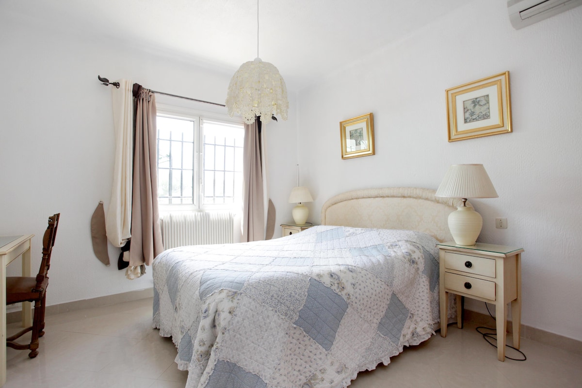 Среден етаж спалня № 4 със самостоятелна баня