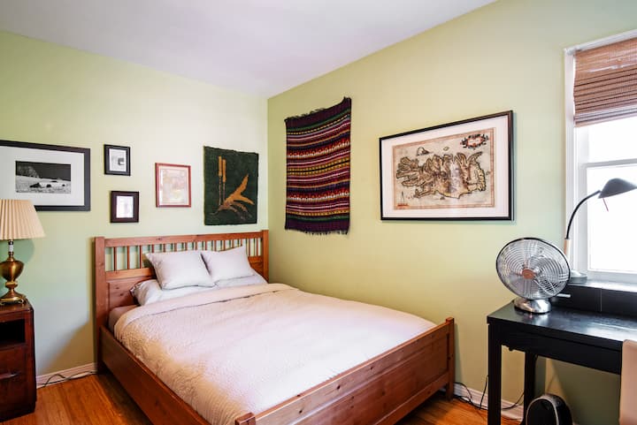 Naša zelena soba ima radni stol za vaše potrebe.