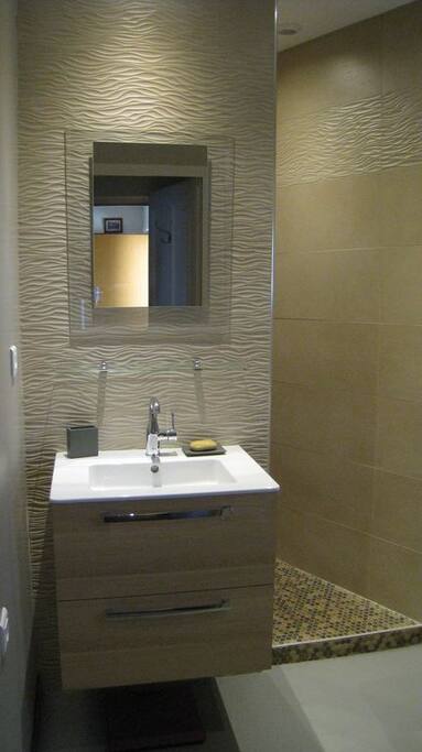 salle d'eau avec douche italienne