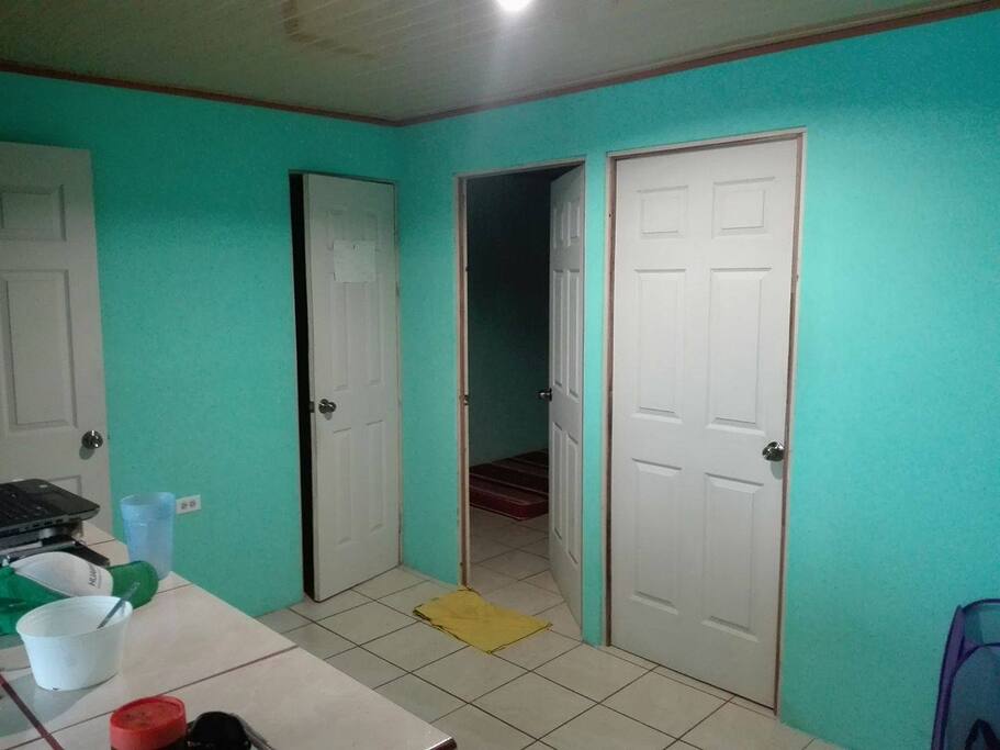 entrada a dormitorio , banio a la par.
