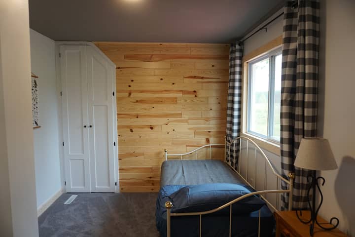 Birkie view bedroom (twin)