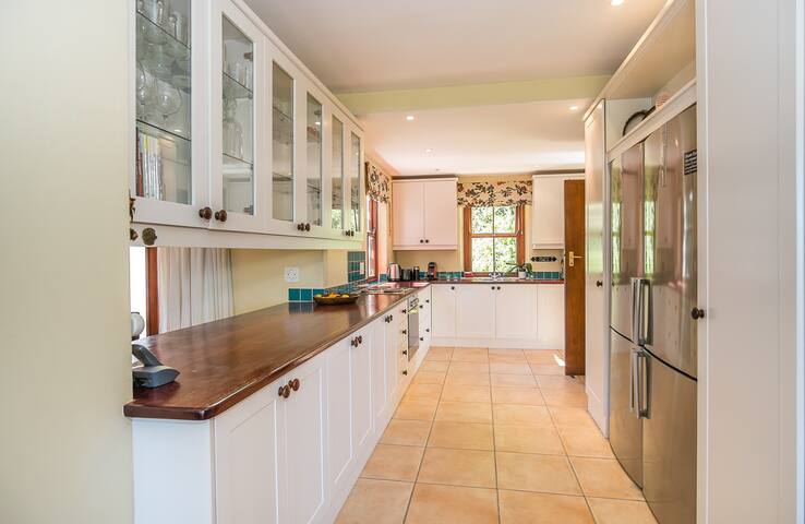 Beautiful Family Home overlooking the Sea gallery image 3