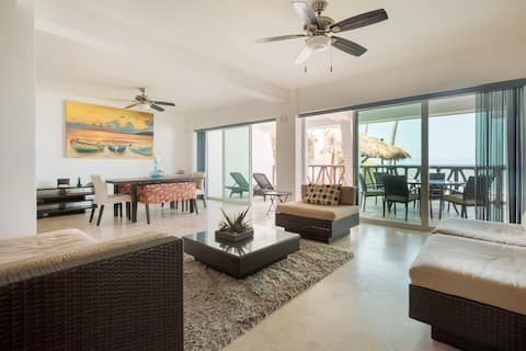 Albatroz peaceful Condo right in front the beach..