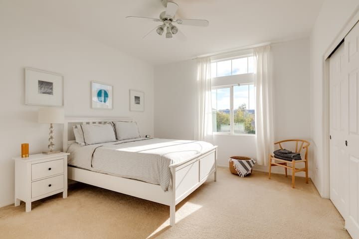 ზემოთ 2 მთავარი საძინებლიდან 1