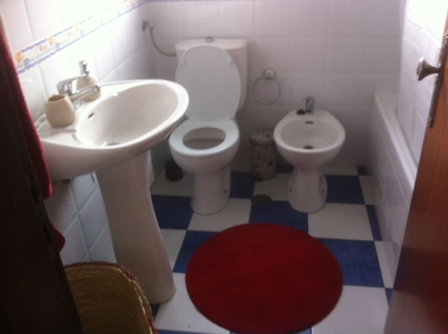 casa de banho com banheira ,toalhas disponiveis para se servirem