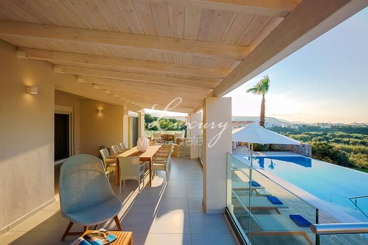 Villa Aquarius – 6 Bedrooms+ with heated pool gallery image 5