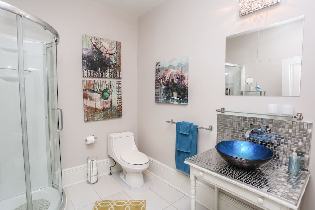 Spacious three-piece ensuite bathroom for Canada Room.