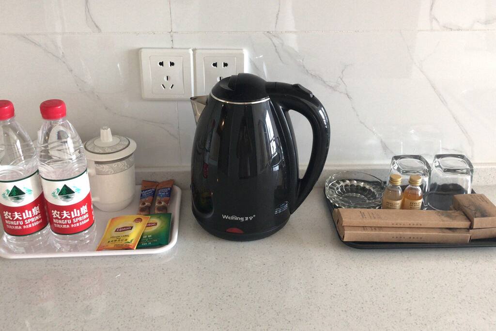 麦斯威尔的咖啡,立顿的红茶和绿茶各一包,牙刷梳子一次性浴帽洗发水沐浴露香皂,都是免费!无任何消费