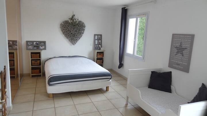 Dvokrevetna spavaća soba s krevetom za jednu osobu na razvlačenje okrenuta prema jugoistoku (1. kat)