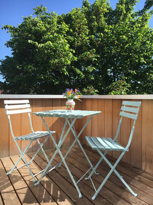 The apartment has a private, south-facing balcony. Smoking is allowed on the balcony.