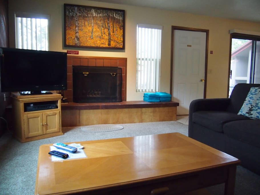 Living room with Fire place and Flat Screen TV