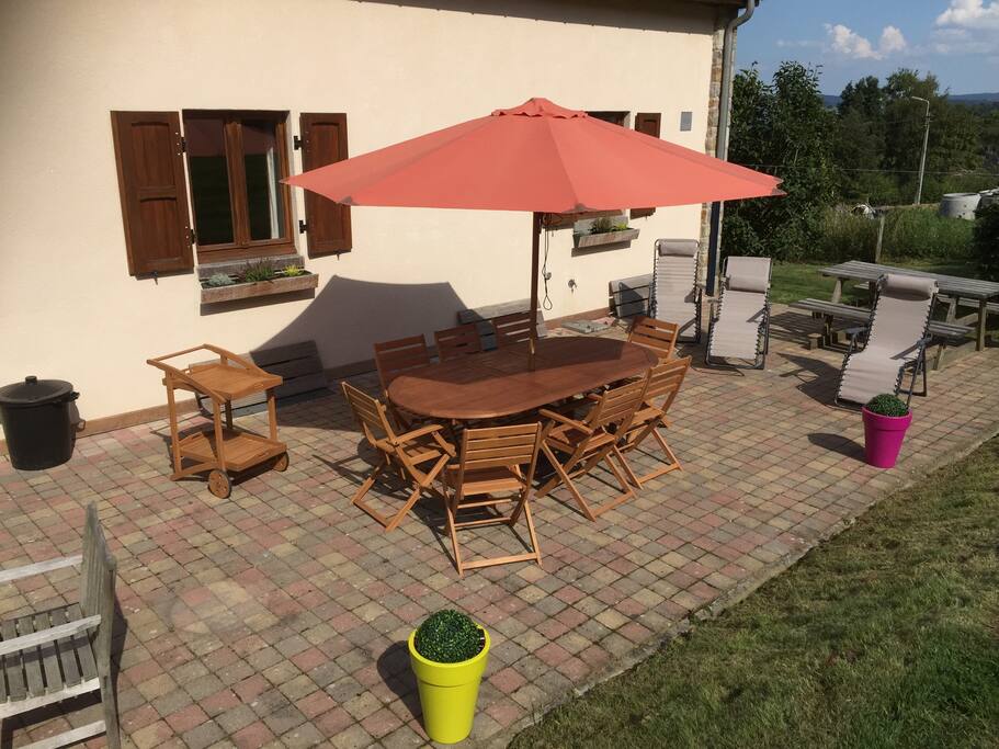 Terrasse plein Sud, équipée de chaise, table, servante, transat, Barbecue, Grand parasol.